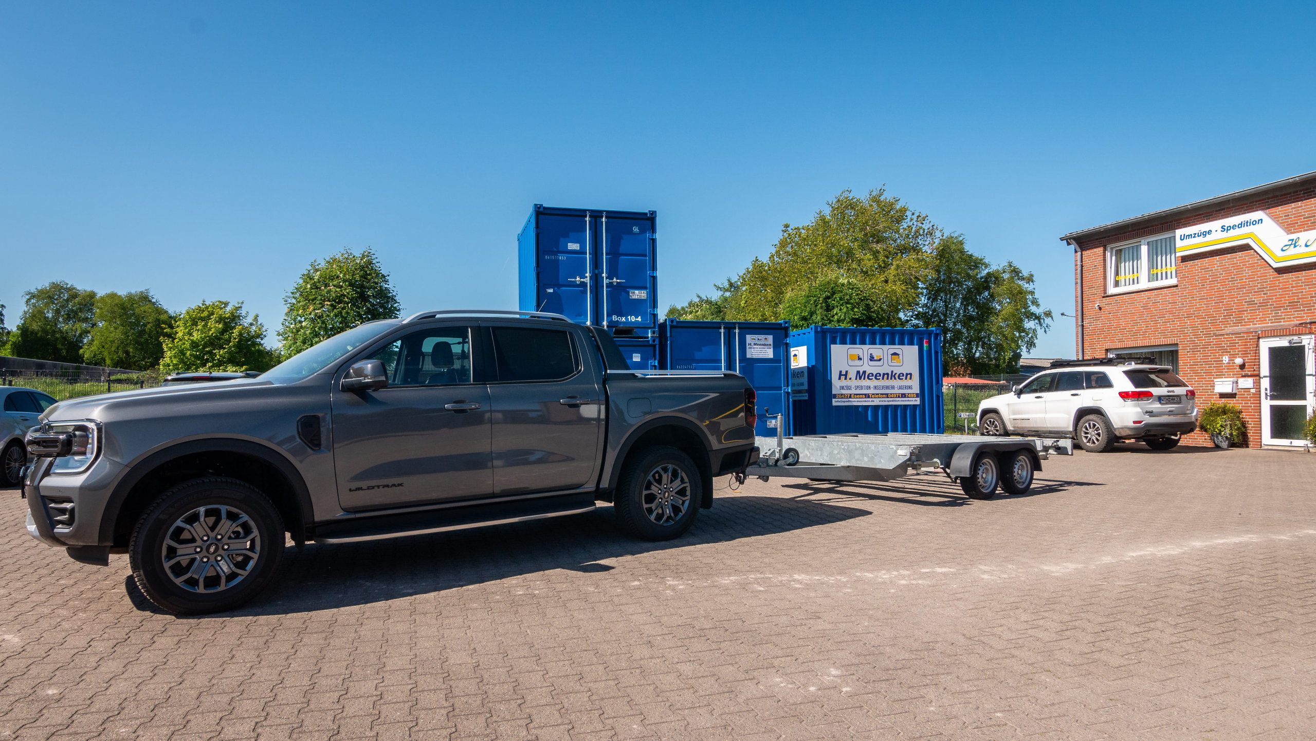 Pick-up der Spedition mit leerem Anhänger