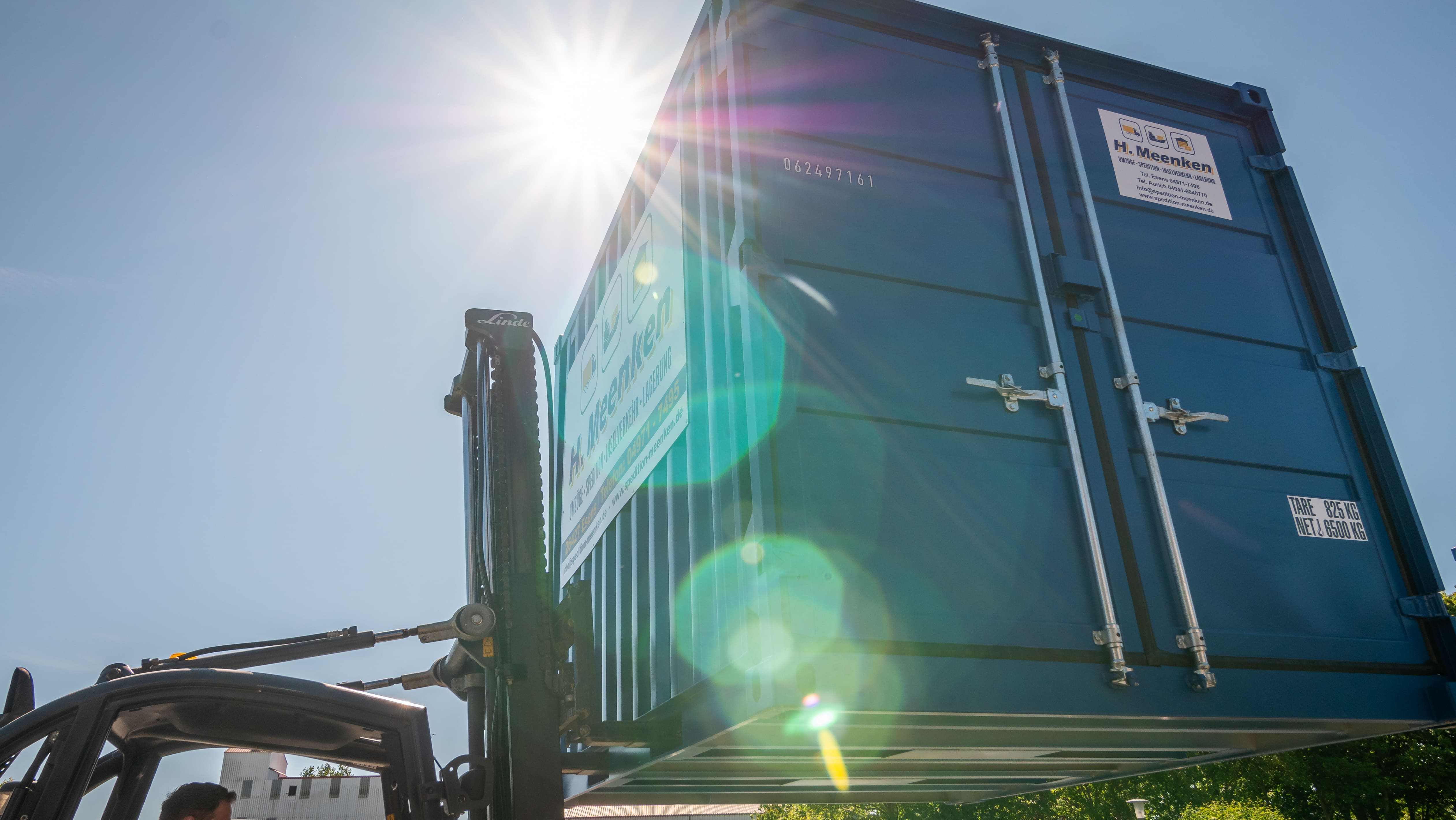 Seecontainer wird von Gabelstapler angehoben