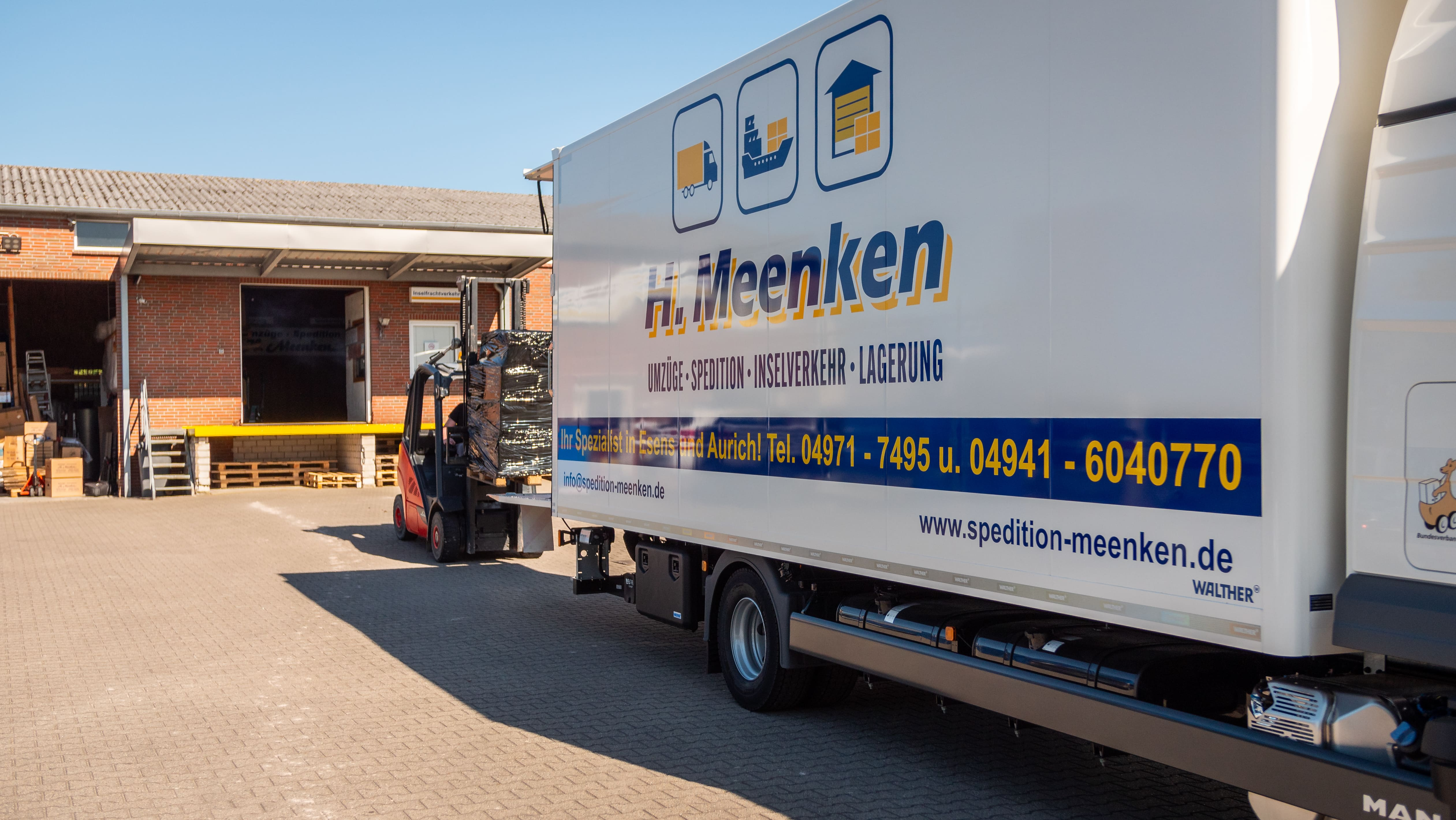 Kabelstapler belädt den LKW der Spedition