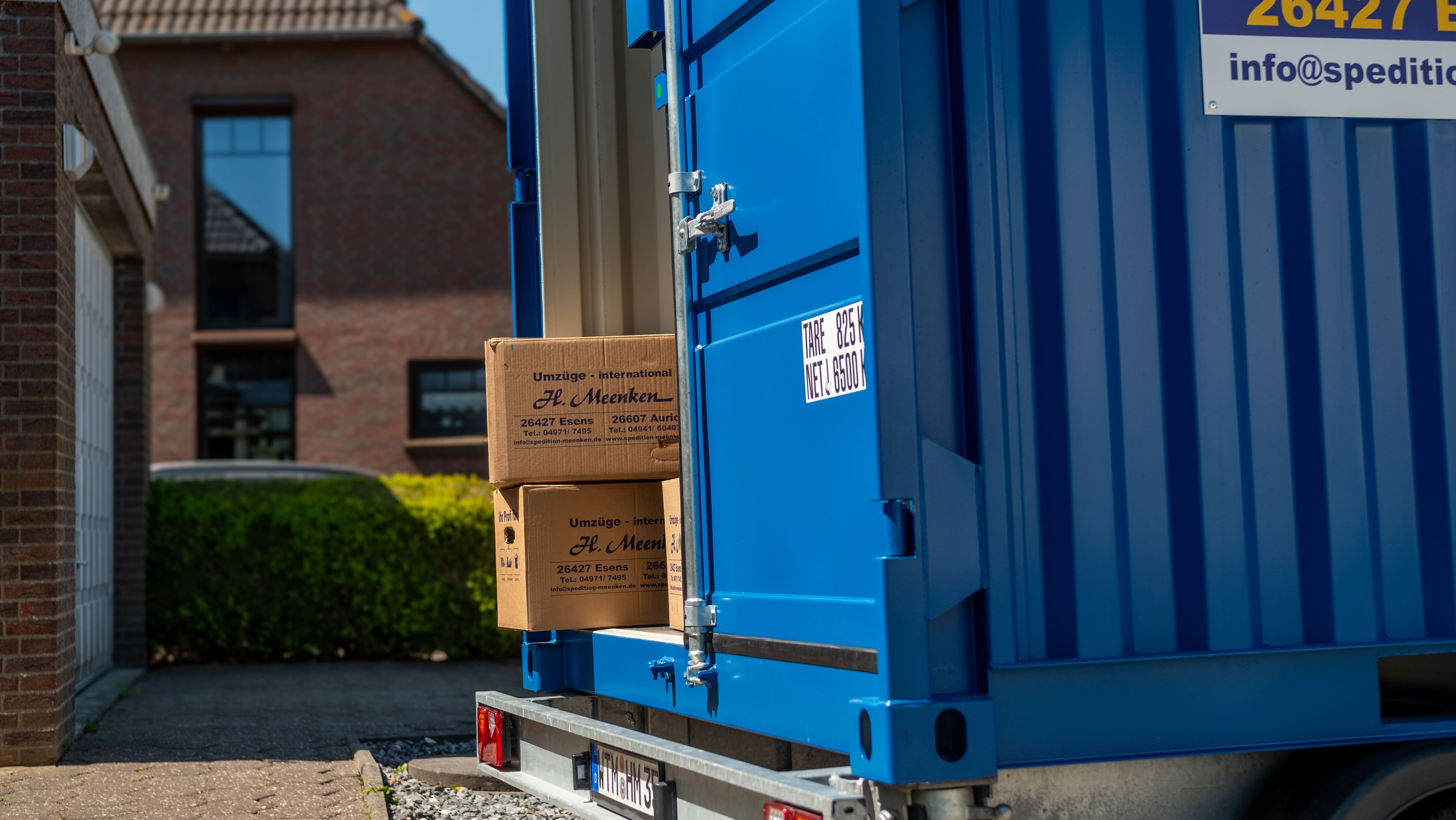 Selfstorage Container offen mit Kartons darin