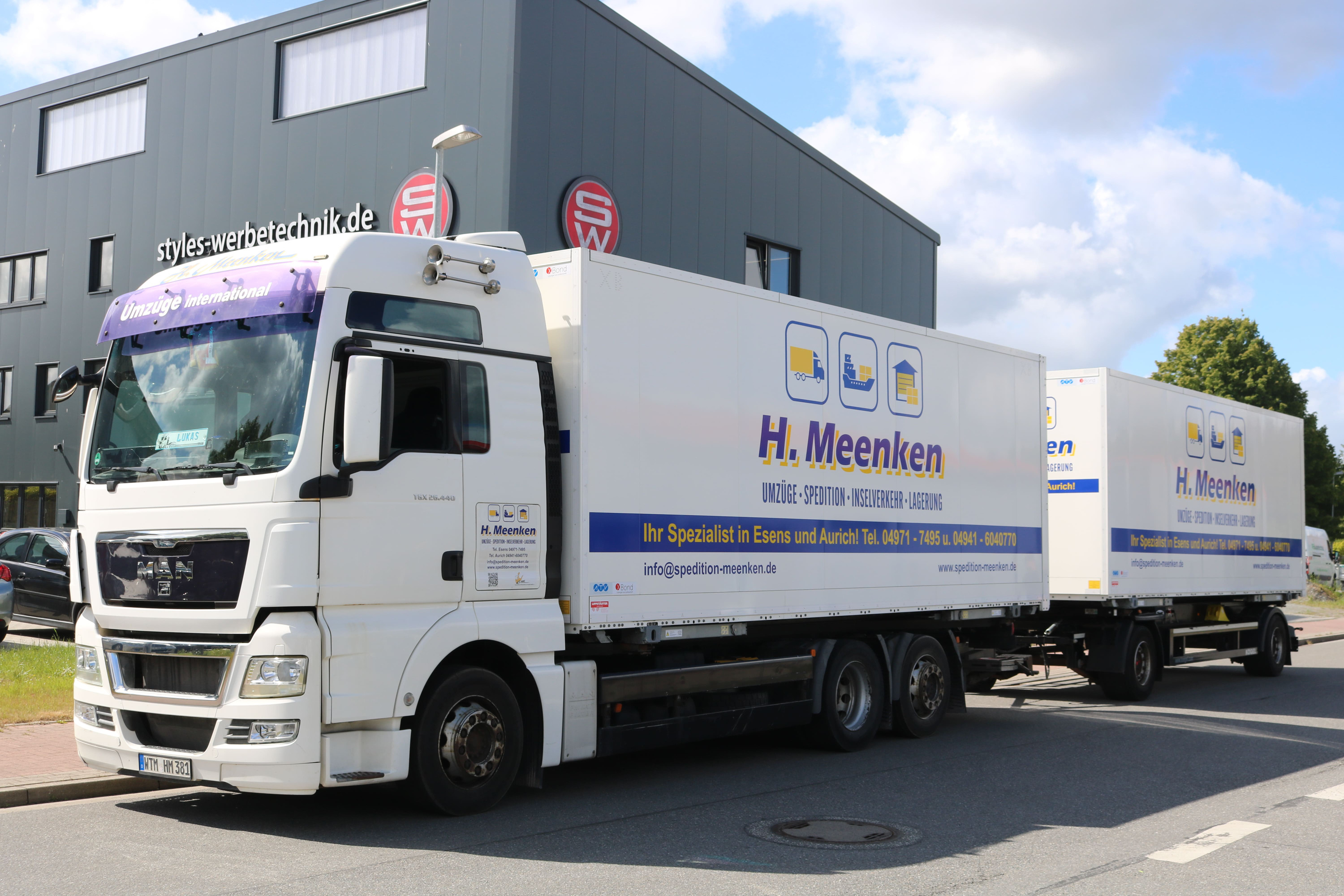 Lastwagen der Spedition mit Anhänger steht auf der Straße