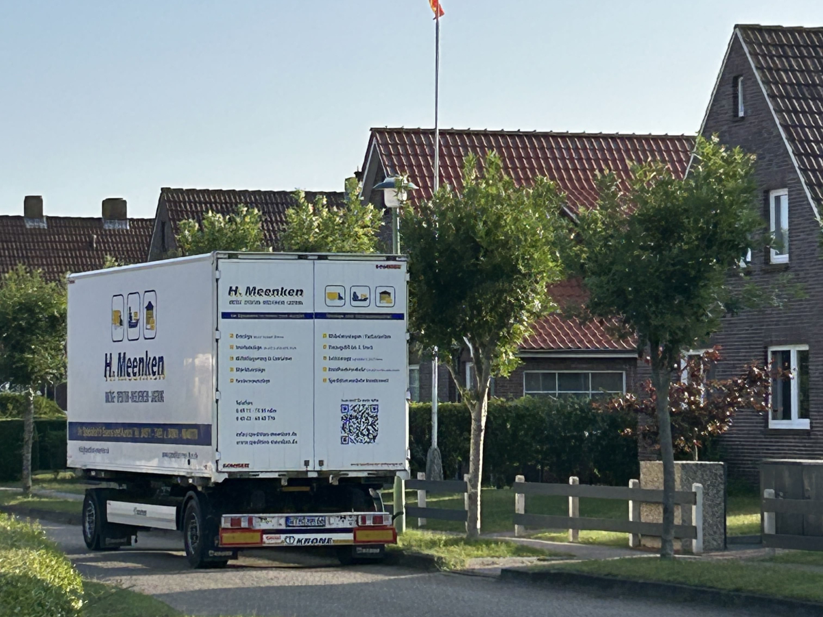LKW-Anhänger steht auf Straße eines Wohngebietes